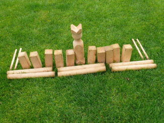 Kubb-Set mit einem König, vier Spielfeldbegrenzern, sechs Wurfhölzern und zehn Kubbs