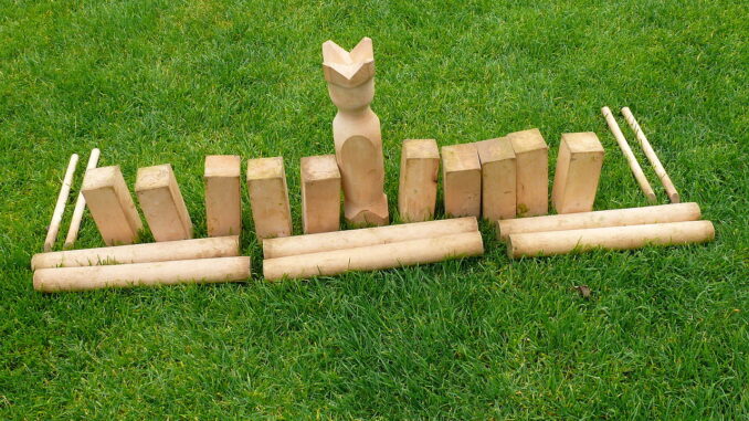 Kubb-Set mit einem König, vier Spielfeldbegrenzern, sechs Wurfhölzern und zehn Kubbs